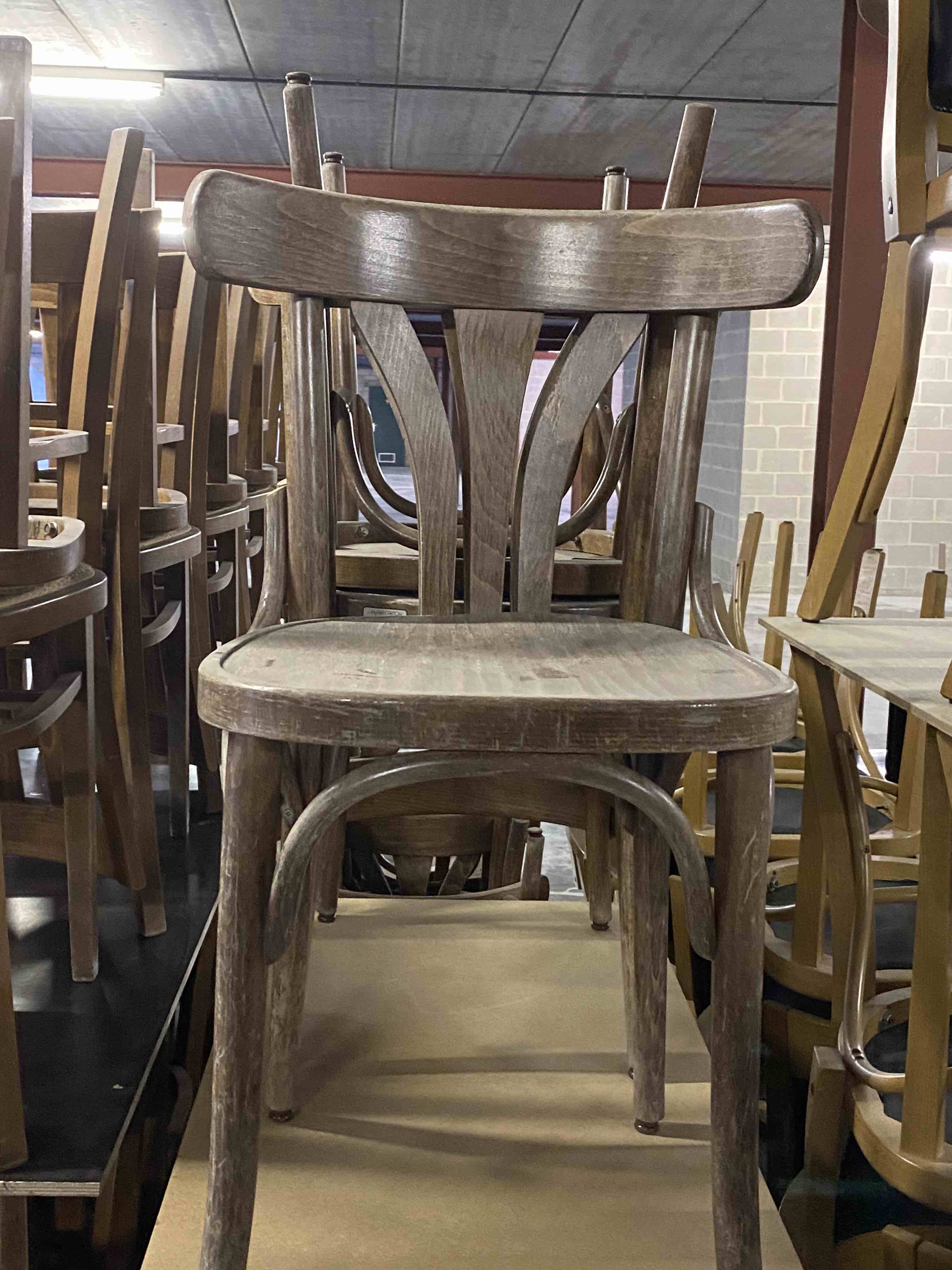 Lot 15 houten stoelen -